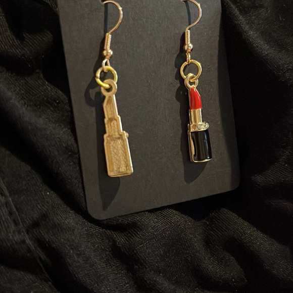 Red lipstick earrings - Picture 3 of 3